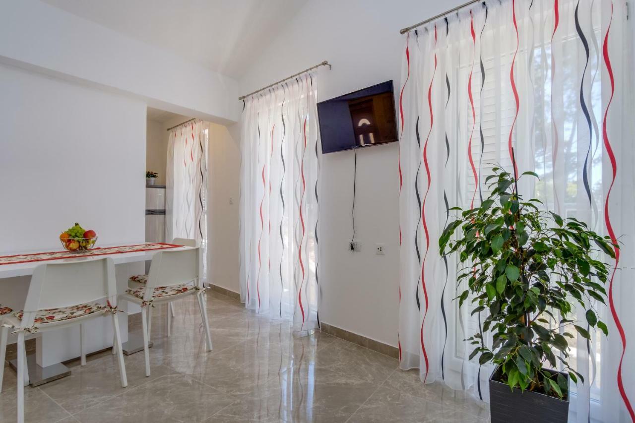 Apartmani Beatrice マリ・ロシニュ エクステリア 写真