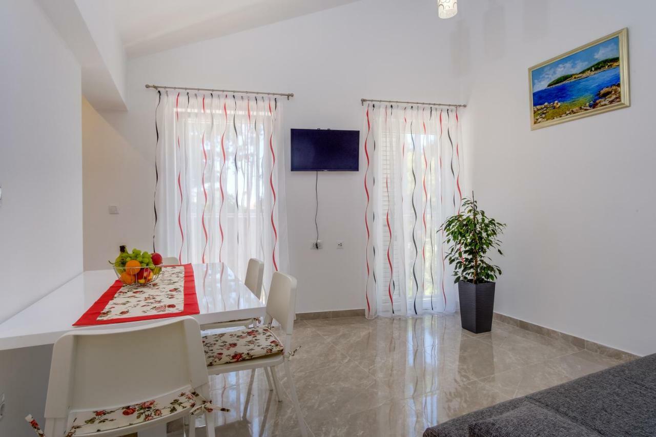 Apartmani Beatrice マリ・ロシニュ エクステリア 写真