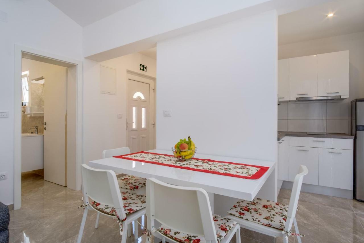 Apartmani Beatrice マリ・ロシニュ エクステリア 写真